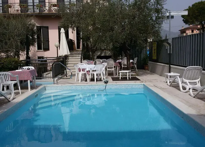 Santa Maria - Town Center Отель Бардолино